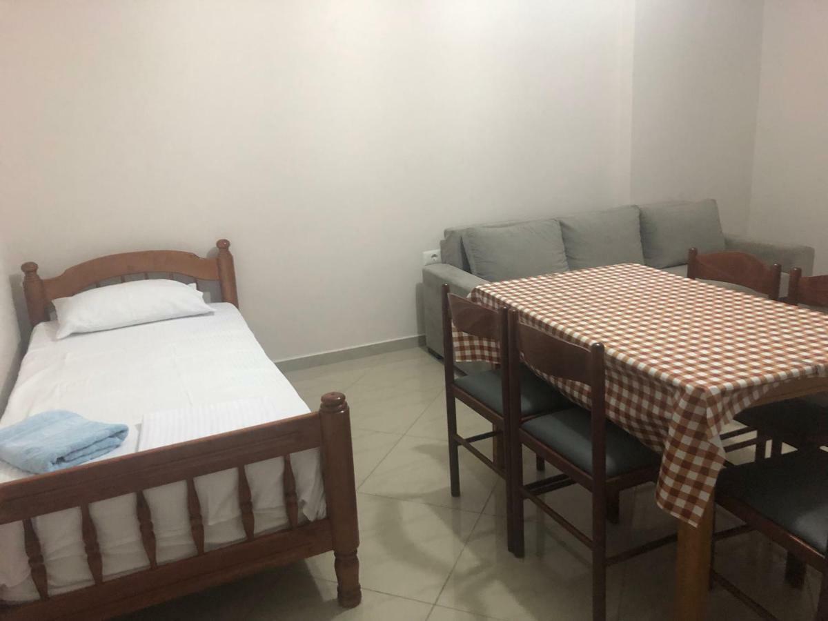 Xhulio Apartments Sarande Exterior photo