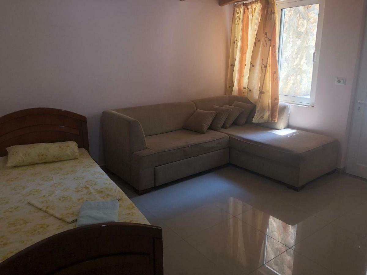 Xhulio Apartments Sarande Exterior photo